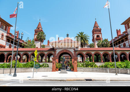 St. Augustine, USA - 10. Mai 2018: Flagler College mit niemand durch Florida Architektur, berühmte Statue in der historischen Stadt Eingangstor zur Universität Stockfoto