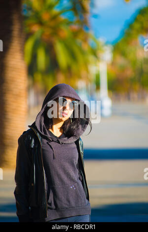Kaukasische Weibliche Model posiert für Bilder bei den Touristen Reiseziel Barcelona, Spanien. Barcelona ist als künstlerische Stadt im Osten bekannt. Stockfoto