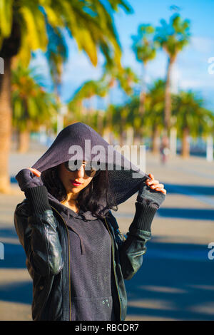 Kaukasische Weibliche Model posiert für Bilder bei den Touristen Reiseziel Barcelona, Spanien. Barcelona ist als künstlerische Stadt im Osten bekannt. Stockfoto