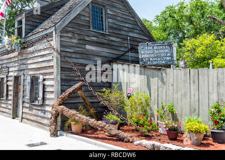 St. Augustine, USA - 10. Mai 2018: St. George Street Tag in der Innenstadt der Altstadt Floridas Stadt mit ältestem Holzschulhaus Stockfoto