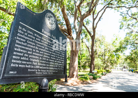 Savannah, USA - 11. Mai 2018: Die berühmten Brunnen im Forsyth Park, Georgia während der sonnigen Tag im Sommer mit Nahaufnahme des Informationen anmelden Stockfoto