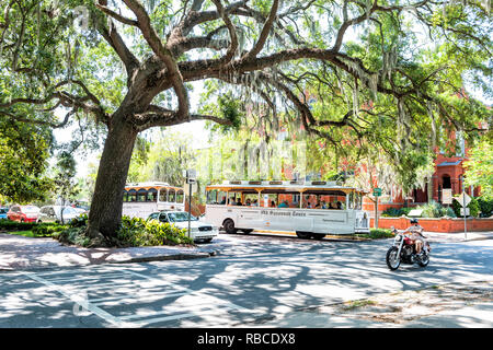 Savannah, USA - 11. Mai 2018: die Straße in der Nähe von Forsyth Park, Georgia während der sonnigen Tag im Sommer mit Menschen reiten tour Straßenbahn Bus Stockfoto