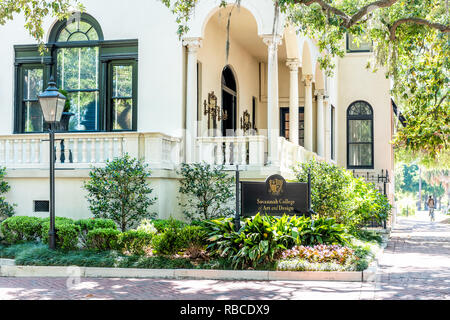 Savannah, USA - 11. Mai 2018: die Straße in der Nähe von Forsyth Park, Georgia während der sonnigen Tag im Sommer mit weißen Architektur Gebäude und melden Sie sich für die Hochschule von Ar Stockfoto