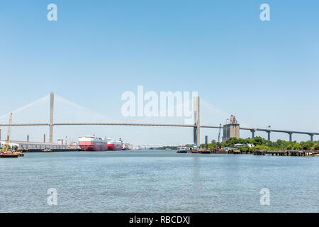 Savannah, USA - 11. Mai 2018: Altstadt Fluss in Georgien berühmten südlichen Stadt mit Panoramablick auf talmadge Memorial Bridge bei Tag Stockfoto