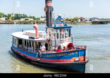 Savannah, USA - 11. Mai 2018: Altstadt Fluss in Georgien berühmten südlichen Stadt mit closeup von Juliette Gordon Low Belles Fähre Stockfoto