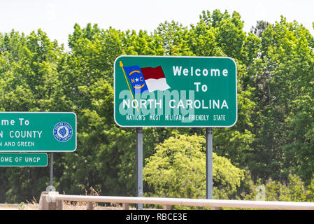 Dillon, USA - 13. Mai 2018: Autobahn Straße in North Carolina mit Nahaufnahme des Willkommen Zeichen und Text für die Nation die meisten militärischen Staat Stockfoto