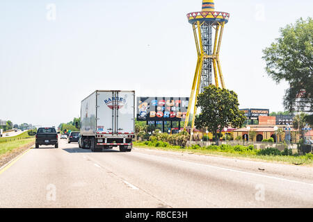 Dillon, USA - 13. Mai 2018: Autobahn Straße in SC Carolina mit Pkw, Lkw im Verkehr und Zeichen für südlich der Grenze Stockfoto