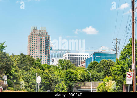 Raleigh, USA - 13. Mai 2018: Downtown North Carolina Wolkenkratzer, Stadt oder Skyline bei Tag mit modernen Gebäuden und Unternehmen im Sommer Stockfoto