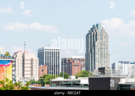 Raleigh, USA - 13. Mai 2018: Downtown North Carolina Wolkenkratzer, Stadt oder Skyline bei Tag mit modernen Gebäuden im Sommer Stockfoto