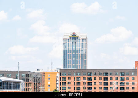 Raleigh, USA - 13. Mai 2018: Downtown North Carolina Wolkenkratzer bei Tag mit modernen Gebäuden und Geschäften, wie Wells Fargo Bank Stockfoto