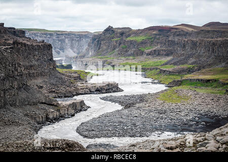 Wasserfall Dettifoss Island River Canyon hohen Betrachtungswinkel von grauem Wasser und felsige Klippe in Vatnajökull National Park Stockfoto