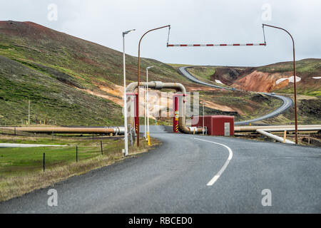 Krafla, Island - 16. Juni 2018: Kroflustod Power Station in der Nähe von Vulkan und See Myvatn mit Erdwärme mit Asphalt und Rohre Stockfoto