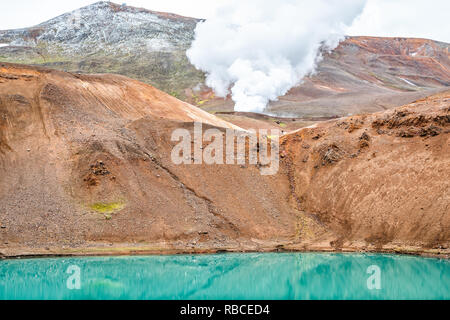 Viti Krater in Krafla caldera Geothermie Blau Grün Türkis Farbe bunt See Wasser- und industriellen Rauch, Dampf Dampf Landschaft von Kraftwerk Stockfoto