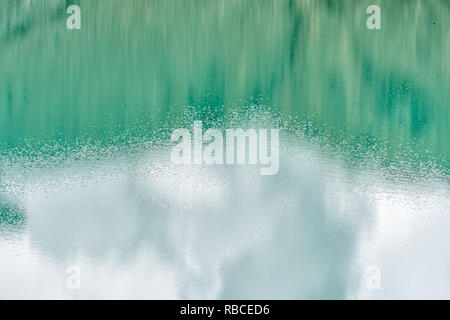 Abstrakte closeup von Viti Krater in Krafla caldera Geothermie Blau Grün Türkis Farbe bunt See Wasser Landschaft Reflexion Stockfoto