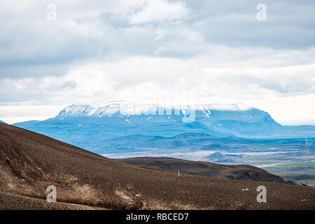 Querformat von Island Berg in Krafla in der Nähe von Mývatn bei bewölkten Tag und Nahaufnahme des schneebedeckten Vulkan Stockfoto