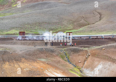 Krafla, Island - 16. Juni 2018: Kroflustod Power Station in der Nähe von Vulkan und See Myvatn mit Erdwärme mit Dampf Dampf und Wanderer in der Nähe von Stockfoto