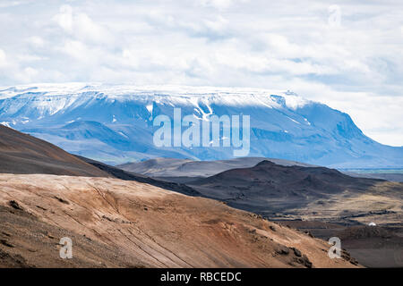 Landschaft Detailansicht von Island Berg in Krafla in der Nähe von Mývatn bei bewölktem Himmel und Schnee auf Vulkan Stockfoto