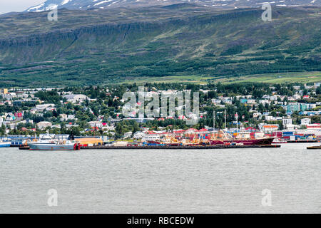 Akureyri, Island - 16. Juni 2018: Skyline Skyline Blick auf die große Stadt Fischerdorf mit Fjord und die schneebedeckten Berge zu vorberg mit Nahaufnahme Stockfoto