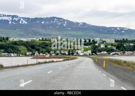 Akureyri, Island - 16. Juni 2018: Skyline Skyline Blick auf die große Stadt Fischerdorf mit Fjord und Brücke leer Ringstraße Stockfoto