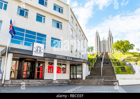 Akureyri, Island - 17. Juni 2018: Stadtbild Straßenbild Straße in der Stadt Dorf Stadt mit Menschen auf Schritte zur berühmten Kirche auf einem Hügel und Hotel Kea mit Stockfoto