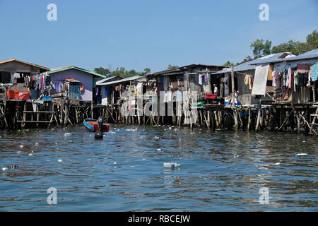 Stelze Dorf im Südchinesischen Meer in der Nähe von Kota Kinabalu, Sabah (Borneo), Malaysia Stockfoto