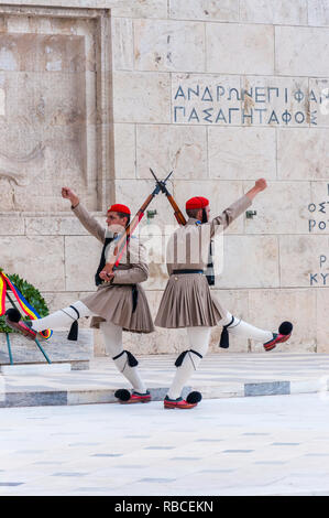 Athen, Griechenland - 12. Juni 2013: Das Evzones oder Evzonoi, die Präsidentengarde handelt es sich um einen zeremoniellen Infanterie Einheit, Bewacht das Grab des Unbekannten Soldi Stockfoto