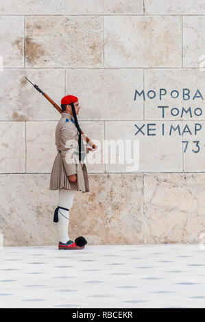 Athen, Griechenland - 12. Juni 2013: Das Evzones oder Evzonoi, die Präsidentengarde handelt es sich um einen zeremoniellen Infanterie Einheit, Bewacht das Grab des Unbekannten Soldi Stockfoto