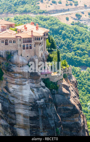 Meteora, Griechenland - 16. Juni 2013: Das Heilige Kloster Varlaam ist das zweitgrößte Kloster auf Meteora Felsen in Griechenland. Es war fou Stockfoto