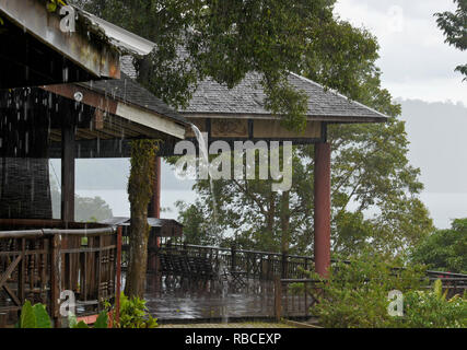 Tropischen regensturm an Aiman Batang Ai Resort, Batang Ai, Sarawak (Borneo), Malaysia Stockfoto