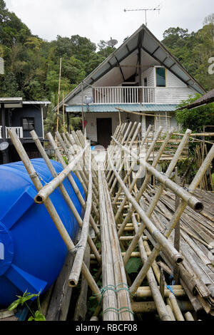 Bamboo Brücke in Kampung Südostasien, Sarawak (Borneo), Malaysia zu Haus Stockfoto