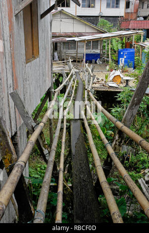 Bambus und Holz Brücke in Kampung Südostasien, Sarawak (Borneo), Malaysia zu Haus Stockfoto
