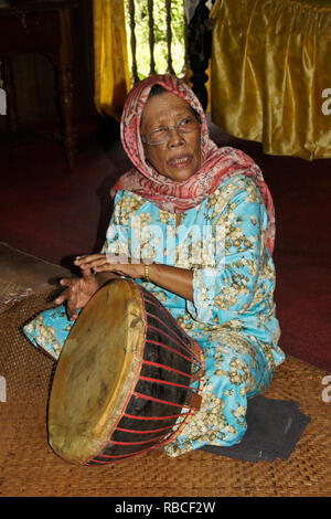 Melayu) Malay (Frau gespielt, Sarawak Cultural Village, Kuching, Sarawak (Borneo), Malaysia Stockfoto