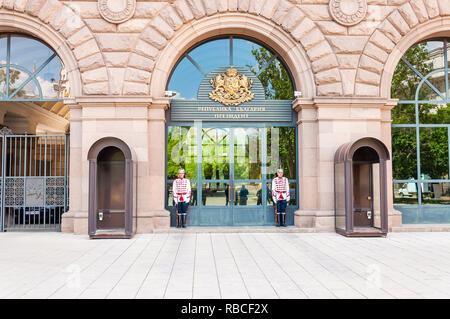 Sofia, Bulgarien - 17. Juni 2013: Die Wachen stehen in der Nähe des Eingangs. National Guards Einheit ist rein zeremonielle, wie es um die Sicherheit des Präsidenten der Bul Stockfoto