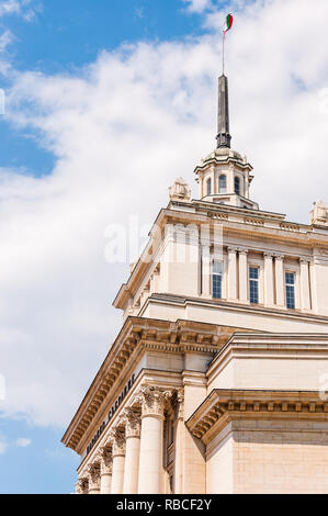 Sofia, Bulgarien - 17. Juni 2013: Klassische Fassade äußere Architektur der ehemaligen Kommunistischen Partei Hauptsitz in Sofia Stockfoto