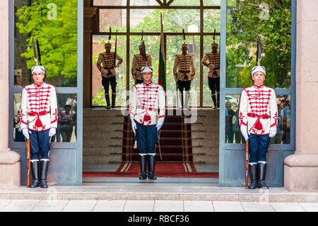 Sofia, Bulgarien - 17. Juni 2013: Die Wachen zu ändern. National Guards Einheit ist rein zeremonielle, wie es um die Sicherheit des Präsidenten von Bulgarien, Mitglieder von Stockfoto