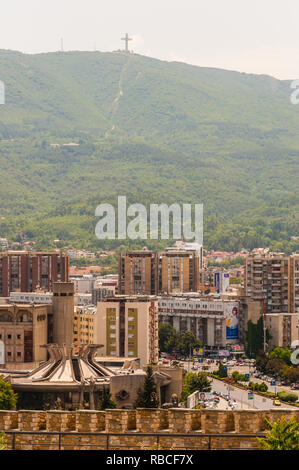 Skopje, Mazedonien - 10. Juni 2013: Blick auf den berühmten Millennium Kreuz Denkmal auf dem Berg Vodno mit Skopje downtown Stadtbild im Vordergrund Stockfoto