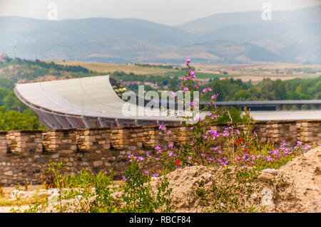 Skopje, Mazedonien - 10. Juni 2013: Malerische Aussicht auf modernen Stadion in Skopje, die Philipp II. Nationalen Arena mit felsigen Land voller wachsende Blüte genannt Stockfoto