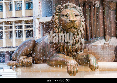 Skopje, Mazedonien - 10. Juni 2013: Goldener Löwe Skulptur durch fallende Brunnen Wasser Bächen umgeben als Teil der berühmten Denkmal ein Stockfoto