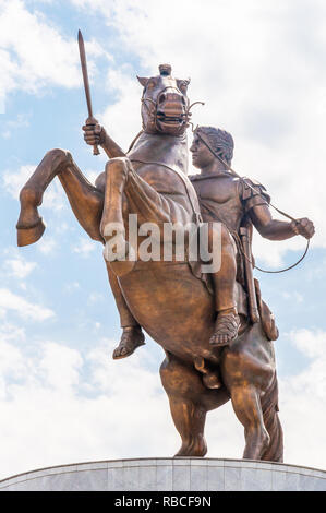 Skopje, Mazedonien - 10. Juni 2013: Eine riesige Bronzestatue des alten Warrior King mit Schwert auf dem Pferd, die auf den Hinterbeinen. Der st Stockfoto