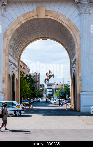 Skopje, Mazedonien - 10. Juni 2013: Blick durch einen berühmten Triumphbogen Porta Mazedonien auf einem riesigen bronzestatue von Alexander dem Großen in Mazedonisch Stockfoto