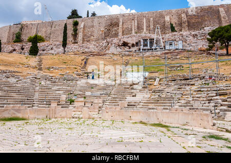 Athen, Griechenland - 12. Juni 2013: alten Ruinen des Amphitheaters unter den heiligen Hügel der Akropolis in Athen, Griechenland Stockfoto