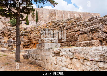 Athen, Griechenland - 12. Juni 2013: Alte Mauern, unter den wichtigsten heiligen Hügel der Akropolis in Athen, Griechenland ruiniert Stockfoto