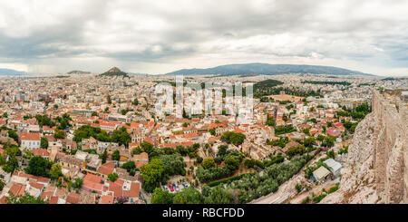 Athen, Griechenland - 12. Juni 2013: Panoramablick auf das Stadtbild Blick auf die griechische Hauptstadt Athen von der Akropolis Hügel Stockfoto