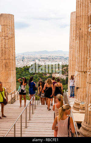 Athen, Griechenland - 12. Juni 2013: Touristen zu Fuß zwischen den Spalten des alten Propyläen, Principal Eingang zur Akropolis, C. 432 v. Chr., mit Stockfoto