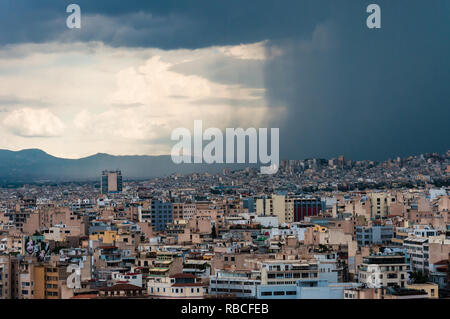 Athen, Griechenland - 12. Juni 2013: Kontrast dunkle Wand des fallenden Wassers von der Moody Himmel des kommenden Sturm auf die Stadt. Panoramablick auf das Stadtbild Blick auf Gr Stockfoto