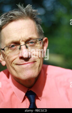 Simon Calder fotografierte in Westminster, London, mit seiner Zustimmung. Simon Calder ist Experte in der Reisebranche. Er ist sehr intelligent und hat einen Abschluss in Mathematik. Russell Moore-Portfolio-Seite. Stockfoto