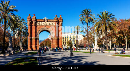 Menschen vor dem Triumphbogens, "Arc de Triomf", Passeig de Lluís Companys, Barcelona, Katalonien, Spanien Stockfoto