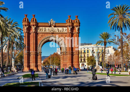 Menschen vor dem Triumphbogens, "Arc de Triomf", Passeig de Lluís Companys, Barcelona, Katalonien, Spanien Stockfoto