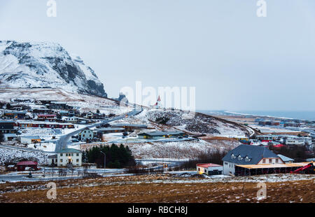 Vik Landschaft mit Schnee bedeckt, kleine Stadt in Island Stockfoto