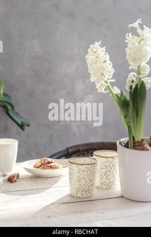 Ruhigen morgen Szene mit einer Tasse Kaffee, Kerzen und weißen Flow Stockfoto